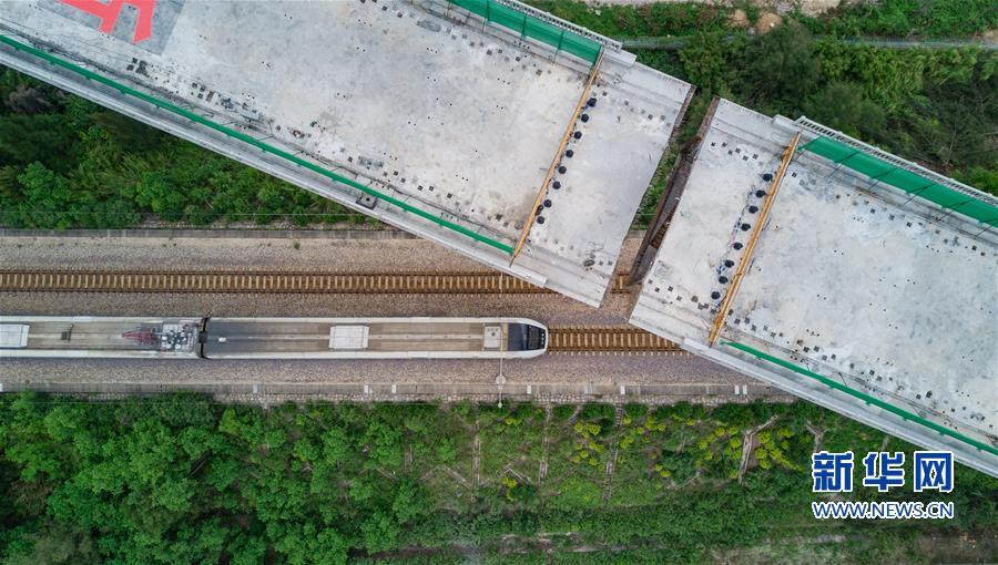 （經(jīng)濟）（6）新建福廈鐵路西溪特大橋跨杭深鐵路轉體梁成功轉體